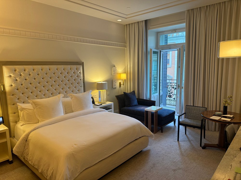 Guest bedroom at Four Seasons Hotel Madrid