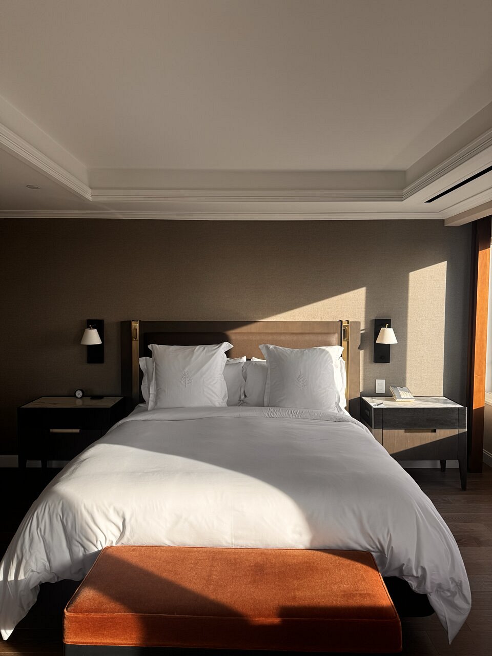 Guest bedroom at Four Seasons Hotel San Francisco at Embarcadero