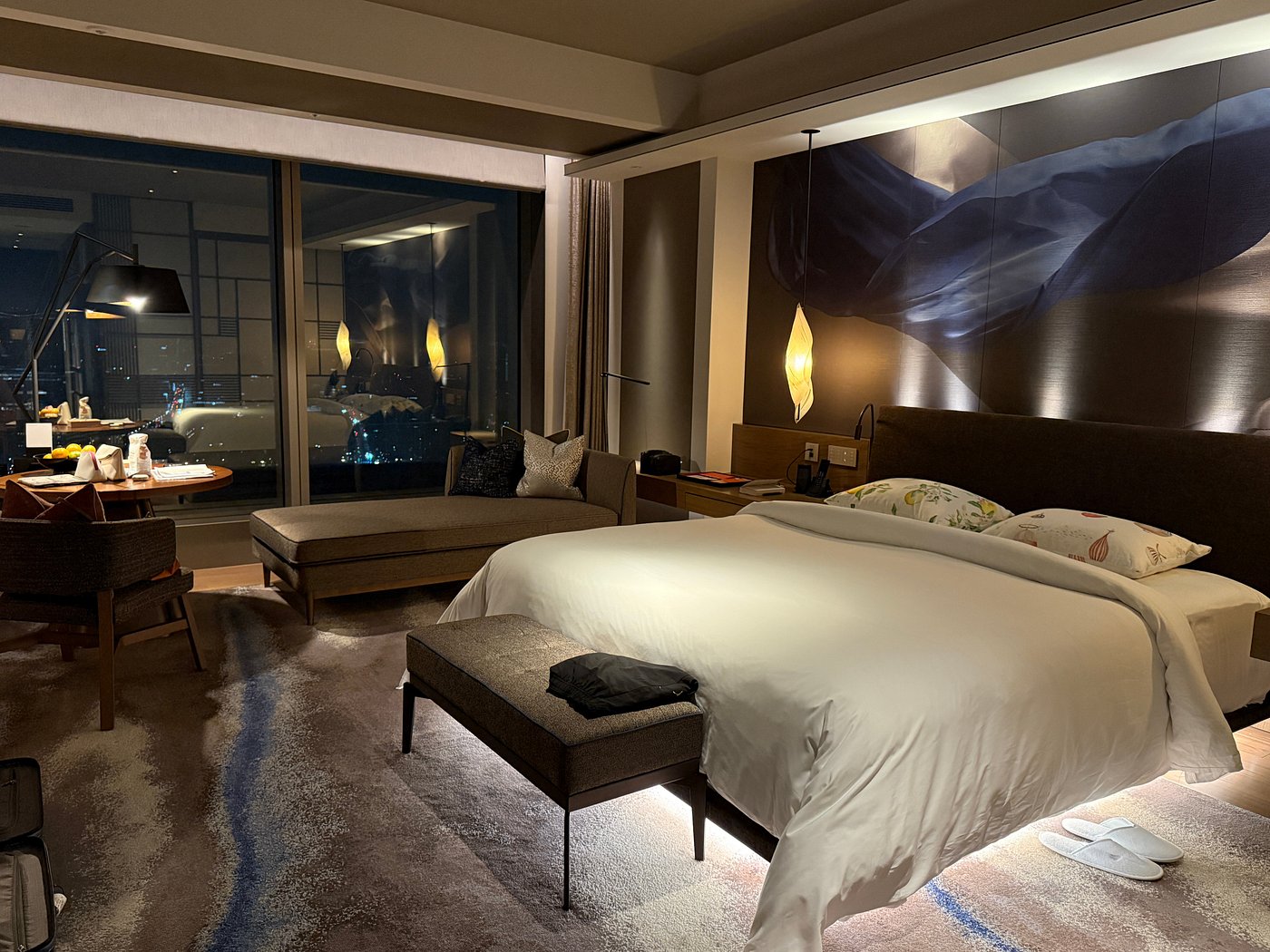 Guest bedroom at Four Seasons Hotel Tokyo at Otemachi