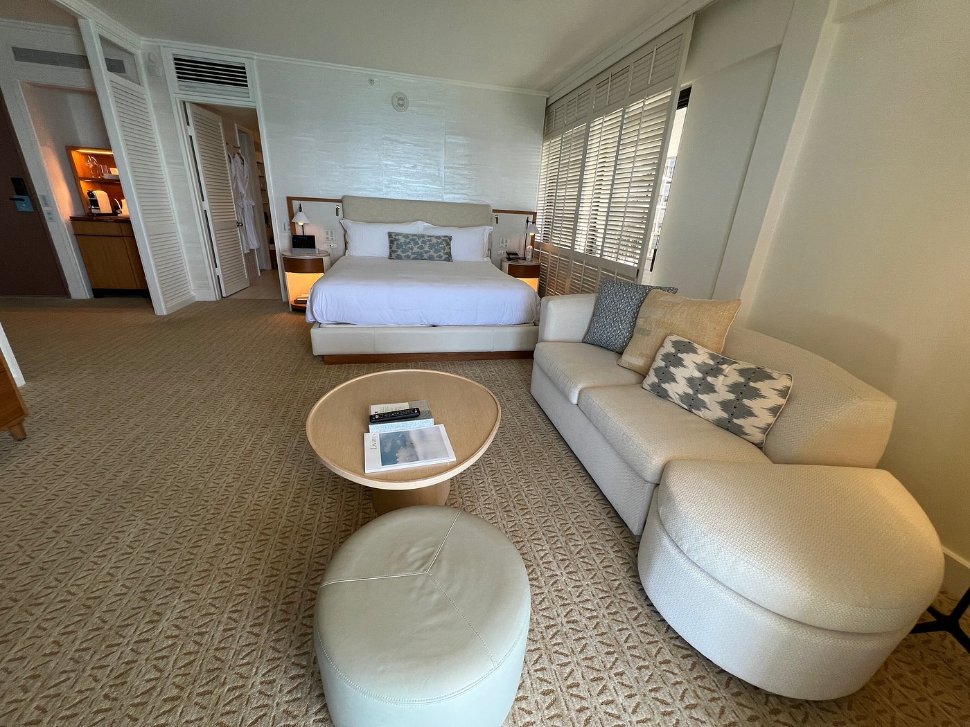 Guest room with bed and sitting area at Halekulani