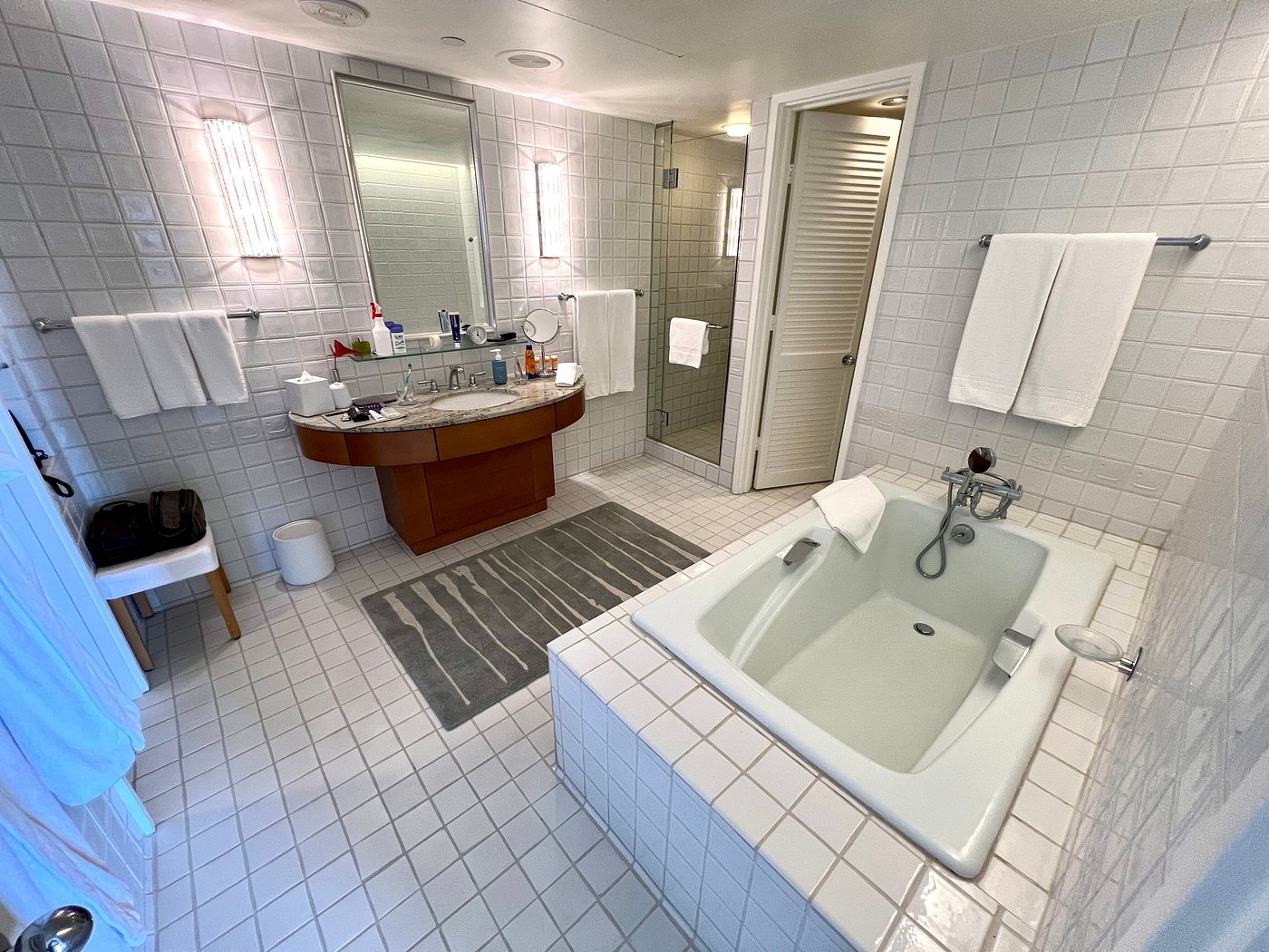 Guest bathroom with soaking tub at Halekulani