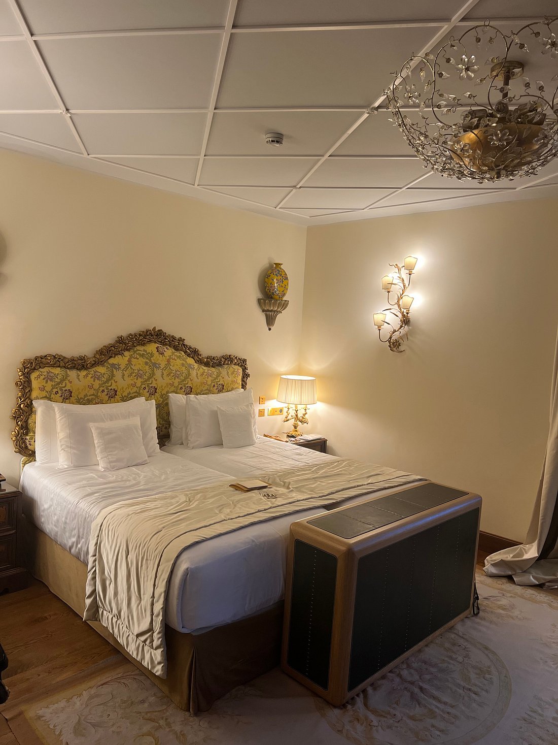 Guest bedroom at Passalacqua