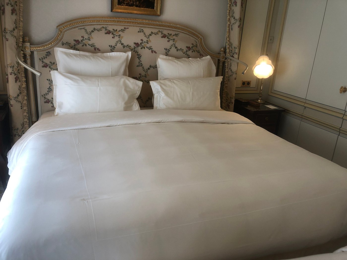 Guest bedroom at Ritz Paris