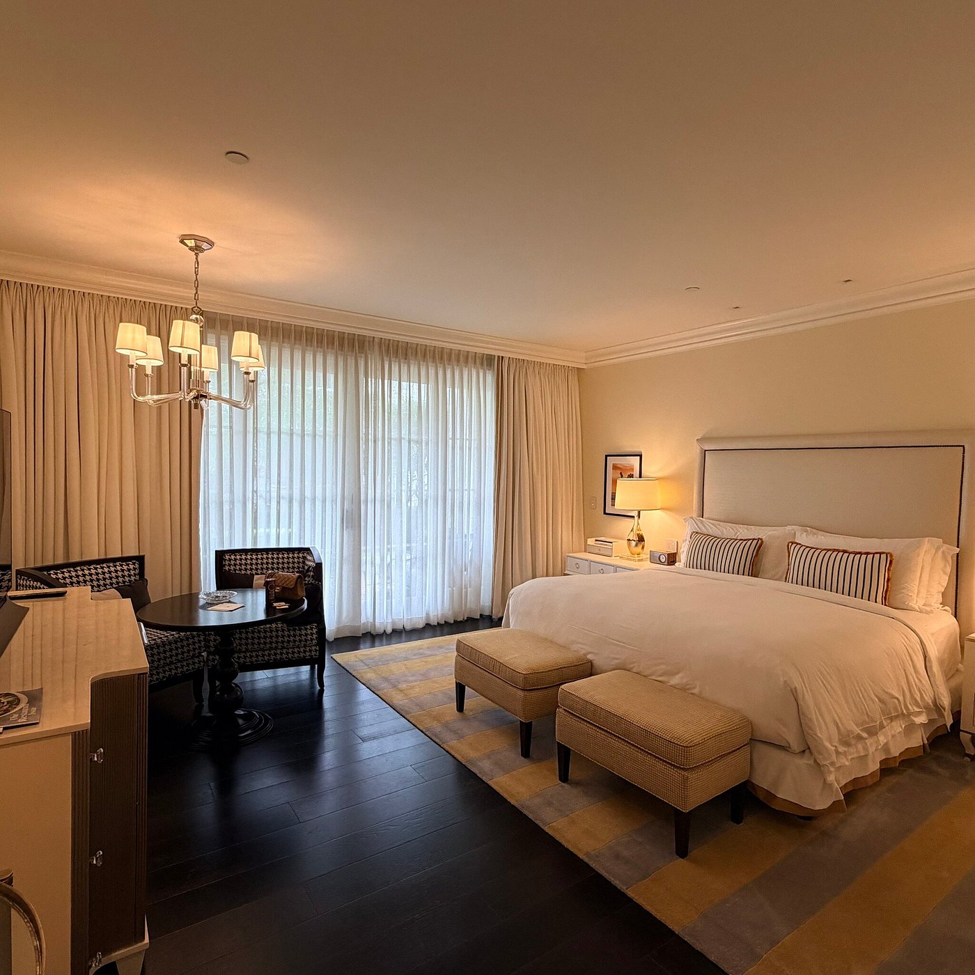 Guest bedroom at Rosewood Miramar Beach
